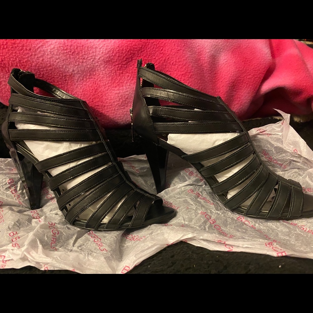 New size  8M classy Black Leather/Patent 4-1/2 heels,zip back close, never worn.